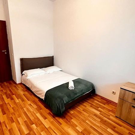 Otopeni Airport Apartment With Private Garden Eksteriør billede