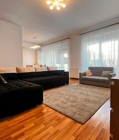 Otopeni Airport Apartment With Private Garden Eksteriør billede