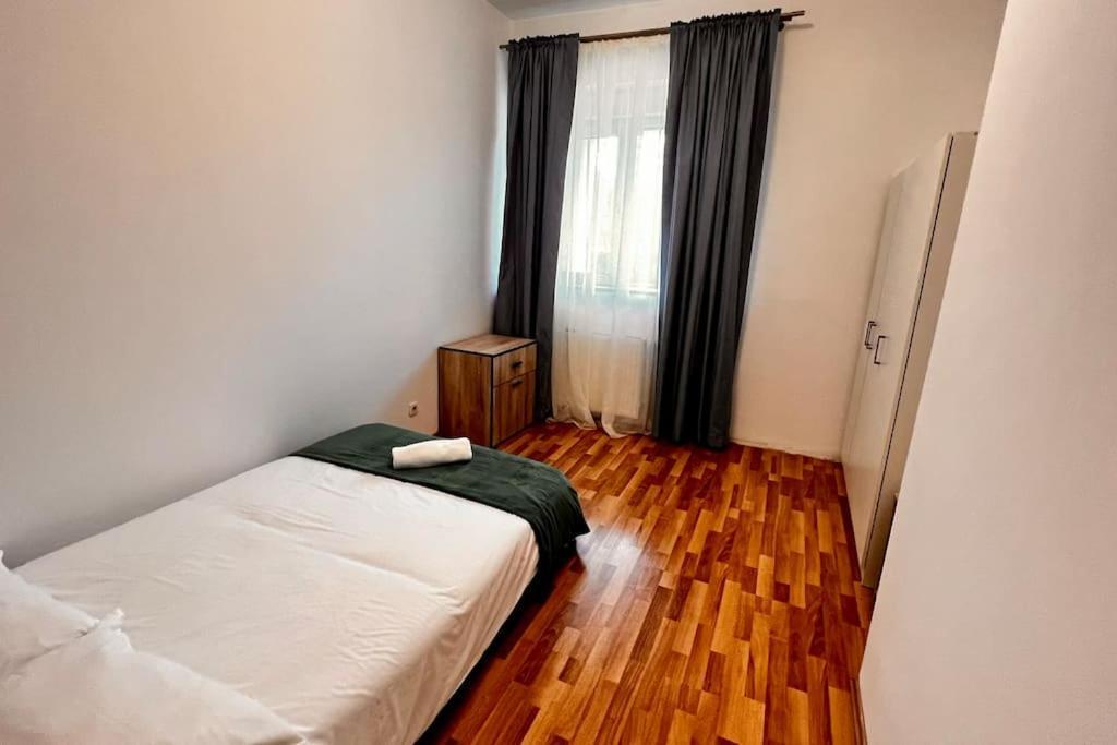 Otopeni Airport Apartment With Private Garden Eksteriør billede
