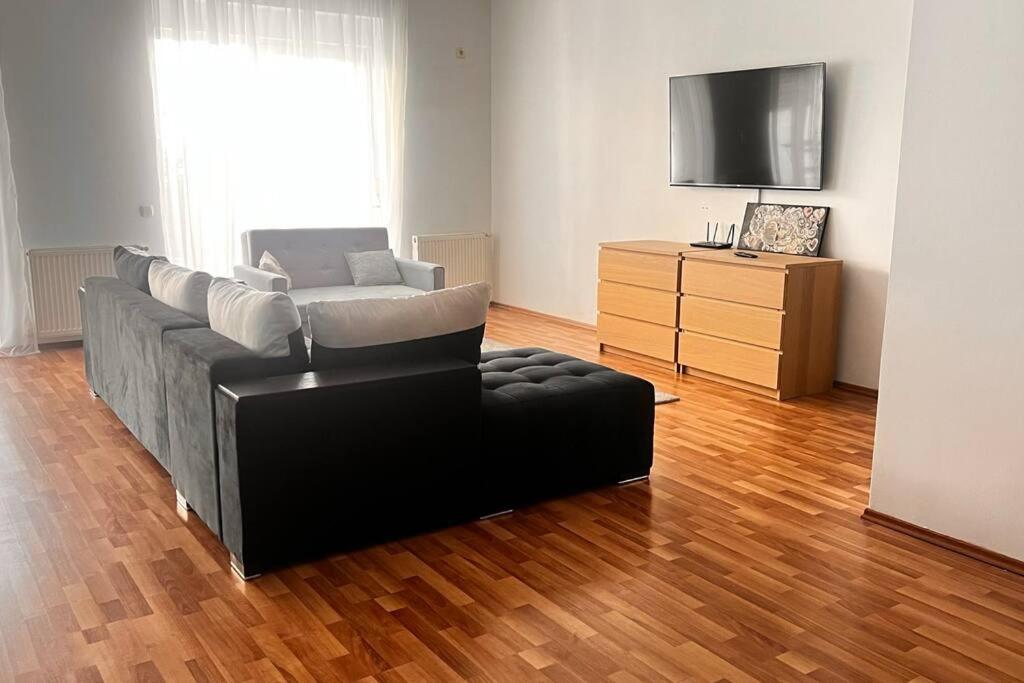 Otopeni Airport Apartment With Private Garden Eksteriør billede