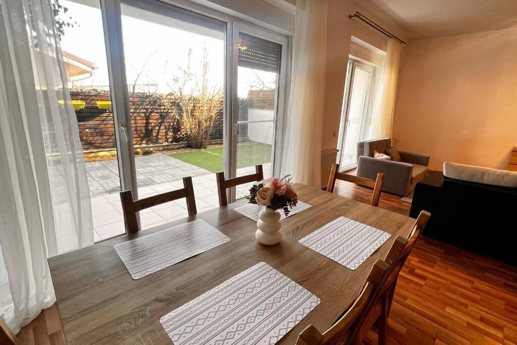 Otopeni Airport Apartment With Private Garden Eksteriør billede