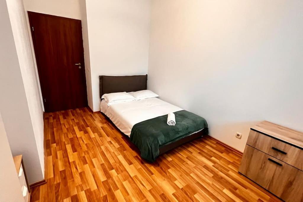 Otopeni Airport Apartment With Private Garden Eksteriør billede