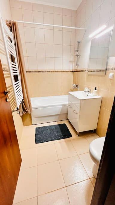 Otopeni Airport Apartment With Private Garden Eksteriør billede