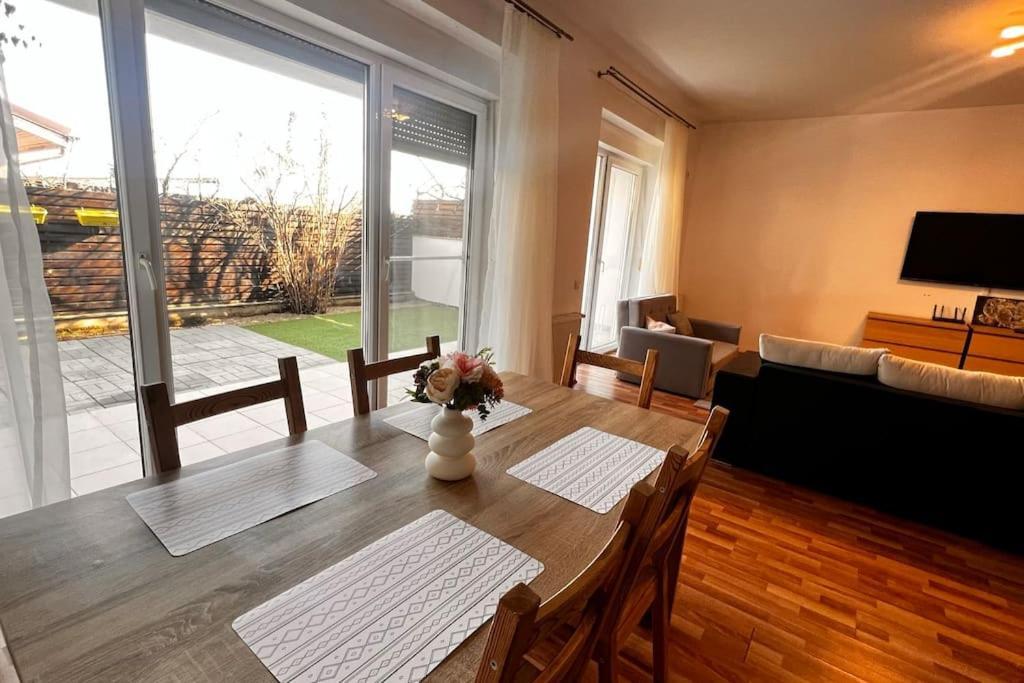 Otopeni Airport Apartment With Private Garden Eksteriør billede