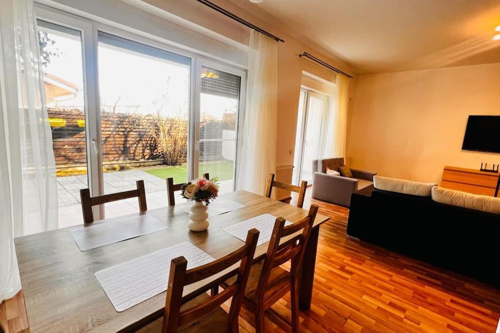 Otopeni Airport Apartment With Private Garden Eksteriør billede
